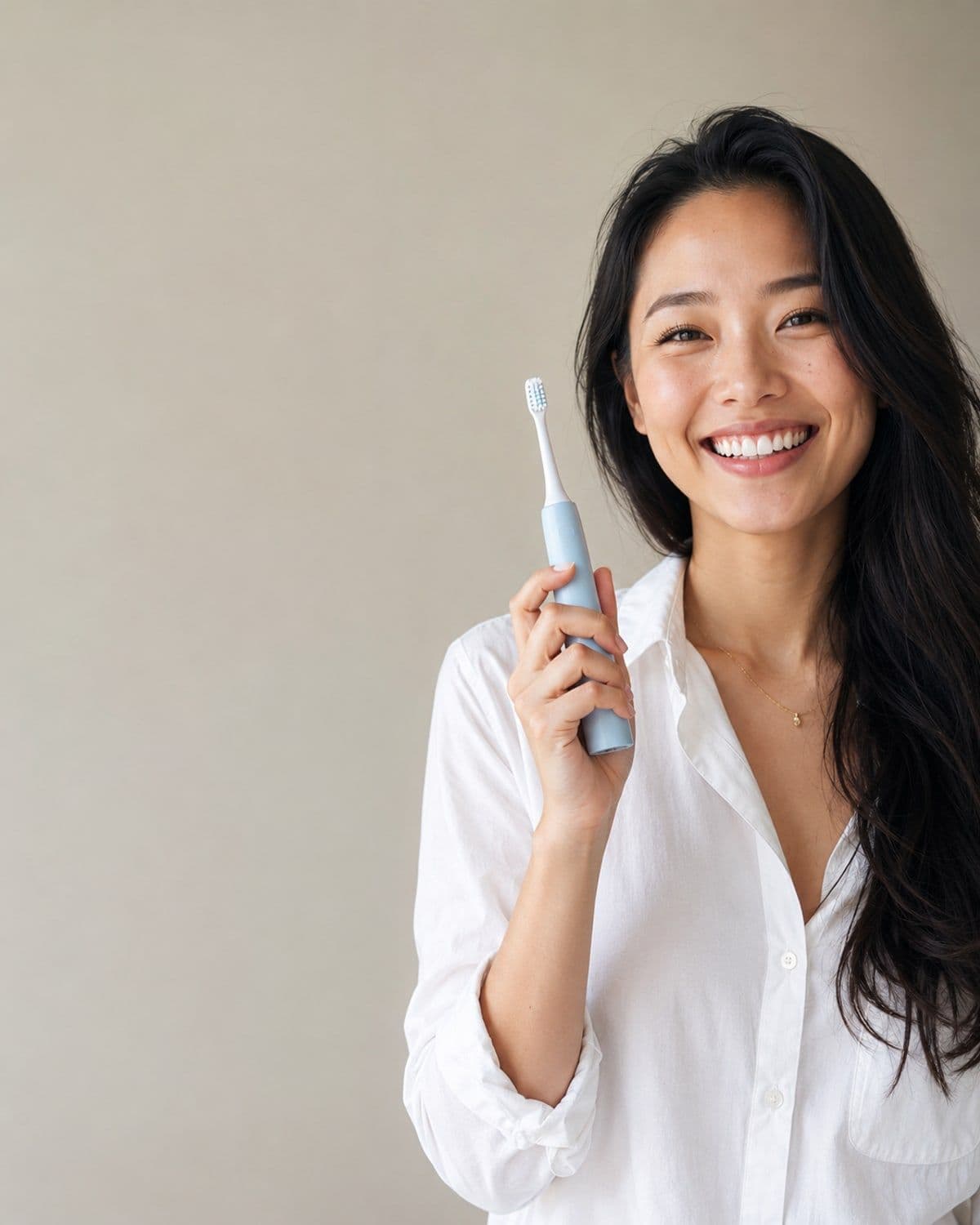 Patiente souriante tenant une brosse à dents SourireLab